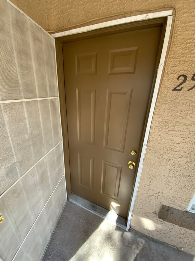 Building Photo - BEAUTIFUL CORNER UNIT CONDO!