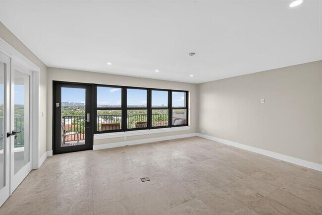 Foto del edificio - 3200 Port Royale Dr N