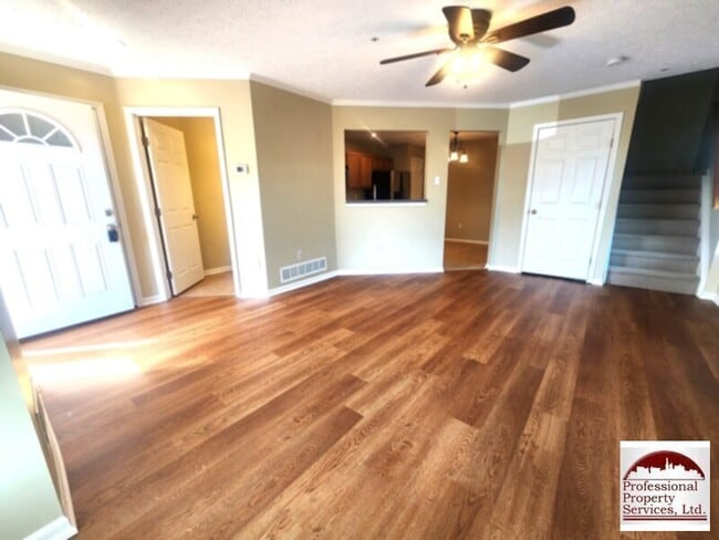 Building Photo - Conveniently located to Everything