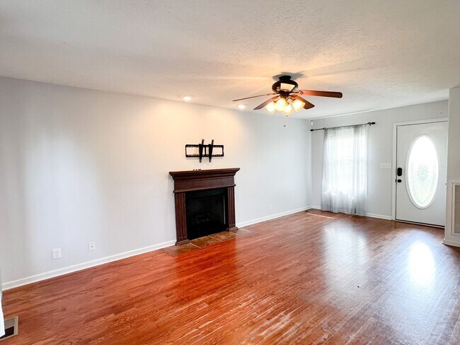 Building Photo - 3 Bedroom 2 Bathroom home in well establis...