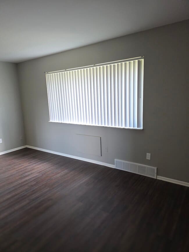 living room - 5421 Bermuda Dr