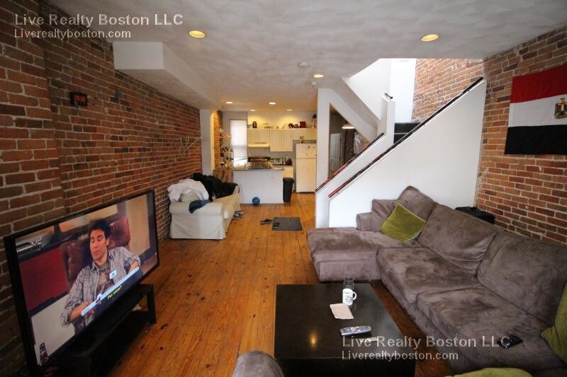 Primary Photo - 220 Hemenway St