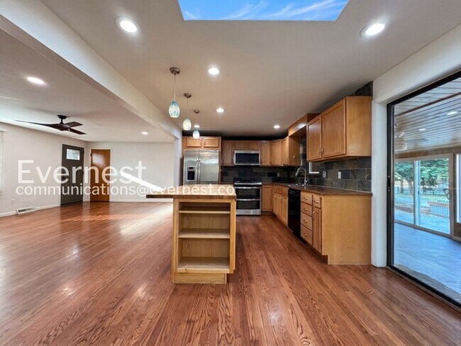 Foto del edificio - 4-Bed/2-Bath House Charming Home with Fenced Yard/ Available Now!