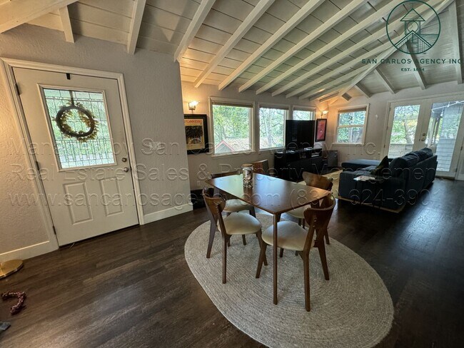 Foto del edificio - Nicely Appointed Two Bedroom Carmel Woods ...