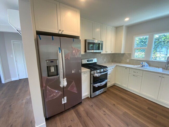 Building Photo - Adorable fully remodeled home on Ruhland with large yard