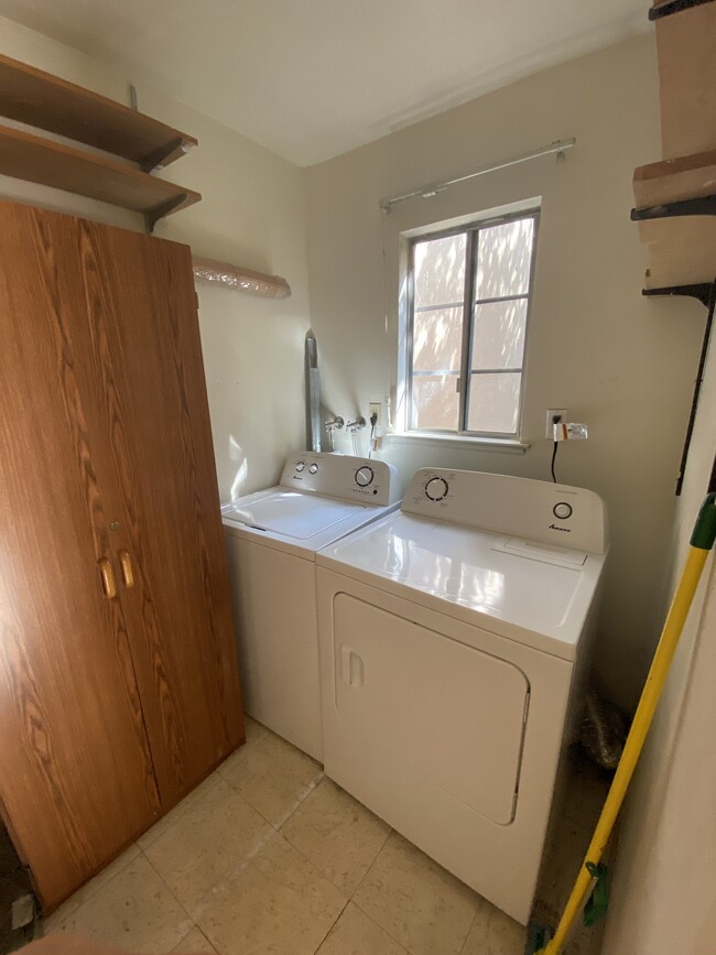 Laundry room - 1107 Alta Mira Dr