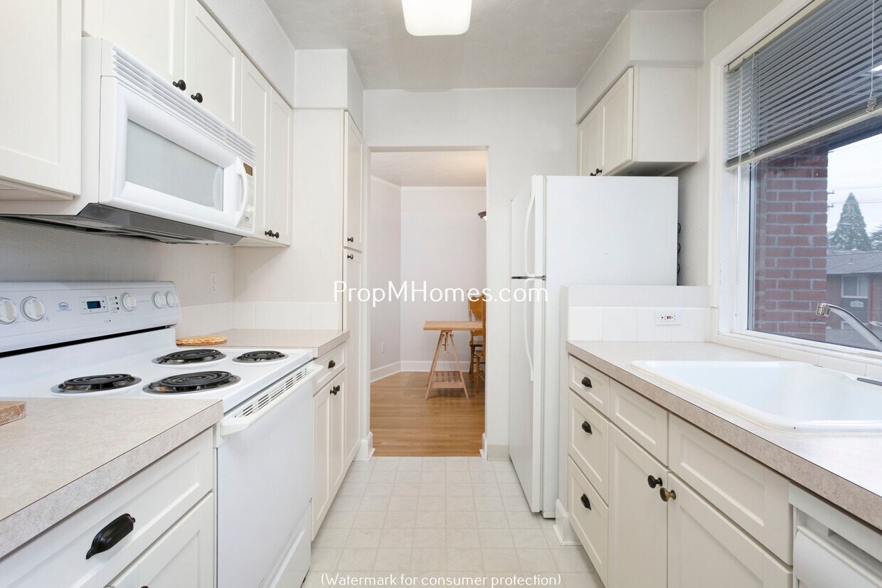 Primary Photo - 1-Bedroom Condo in Lake Oswego’s Coveted V...