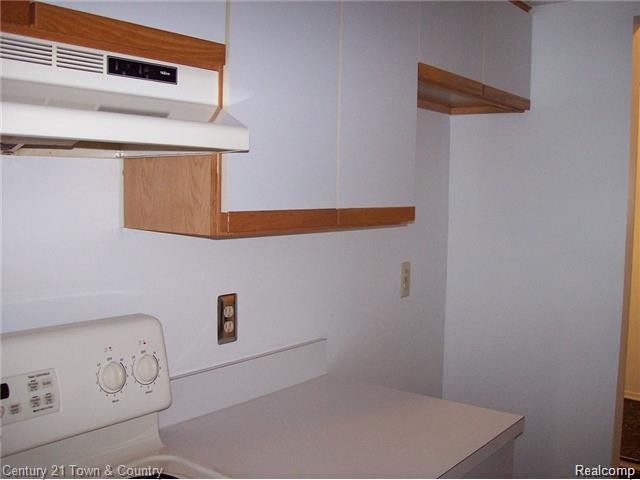 Building Photo - 766 E Fox Hills Dr