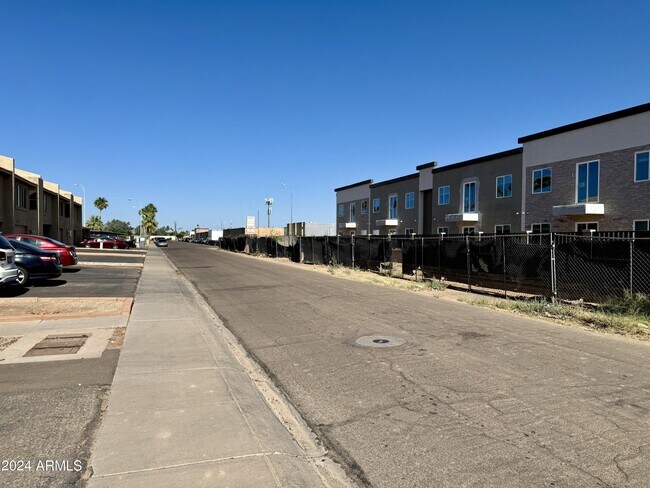 Foto del edificio - 4452 W Palmaire Ave