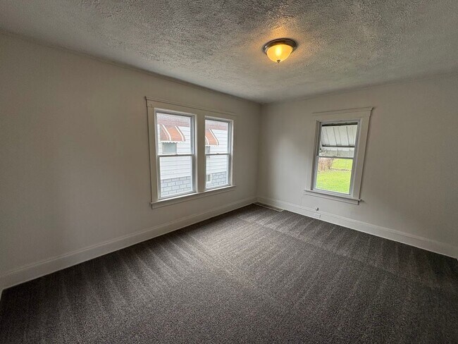 Foto del edificio - Three bedroom one bathroom 2 story home for rent