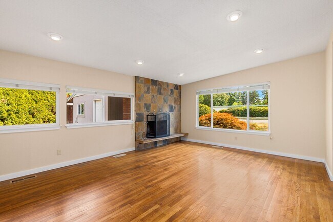 Foto del edificio - Bellevue 3 Bedroom 1.5 Bath - Detached Gar...