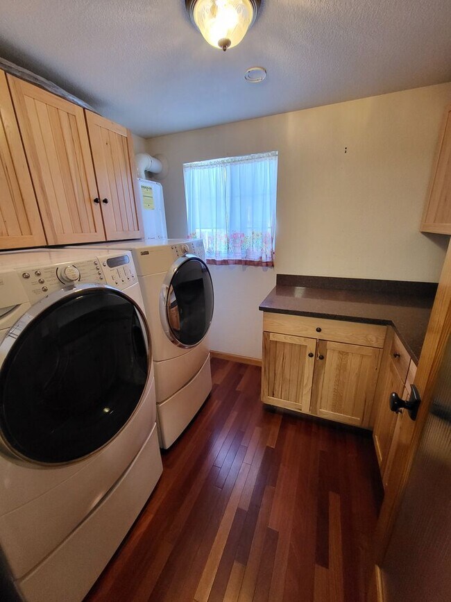 Building Photo - Cute 1 Bedroom House - 509 Spear St. Carso...