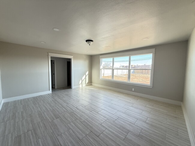 Building Photo - 3504 Thomas Ave