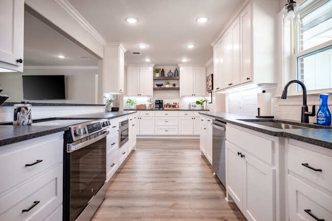 Building Photo - 214 Helena St