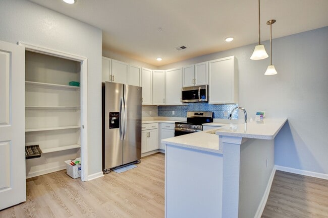 Foto del edificio - 1720 Vankar Dr