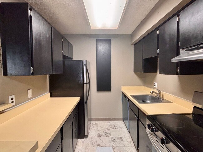 Foto del edificio - Spacious 2-Bedroom Condo in Denver's Monaco Lakes Community | $1,295/mo