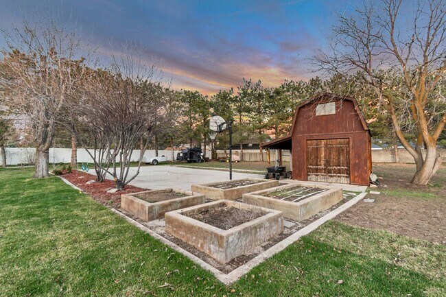 Foto del edificio - Beautiful 5-Bedroom Home in Sandy!