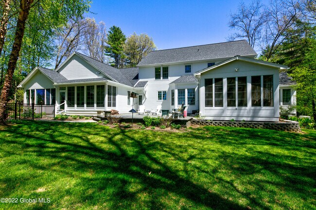 Foto del edificio - 5 Winding Brook Dr