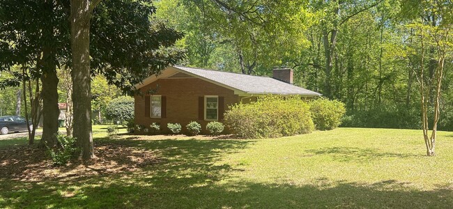 Foto del edificio - Three Bedroom Two Bathroom Brick Home!