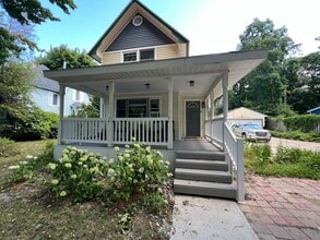 Building Photo - 121 S Spruce St