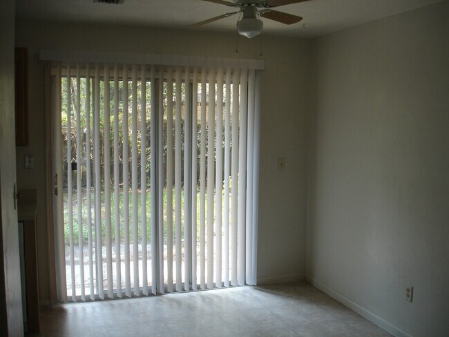 Foto del edificio - 2114 NW 55th Blvd