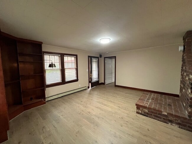 Building Photo - 3 Bedroom 2 Bath McMinnville OR