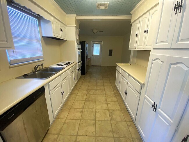 Foto del edificio - 3BR/2BA Home with Garage in an Established Lake Charles Neighborhood