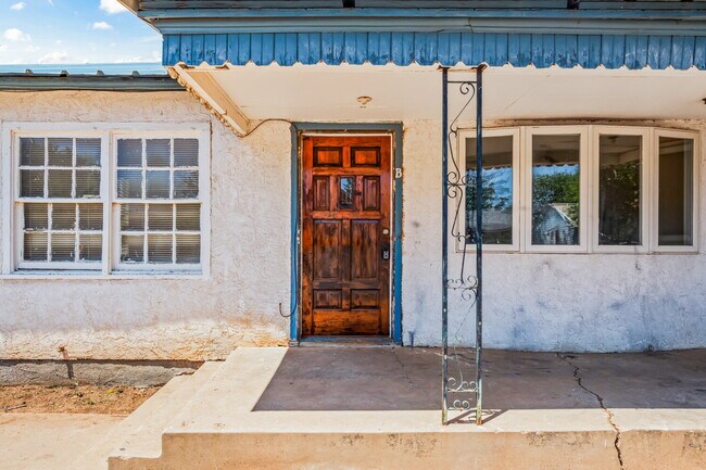 Building Photo - Cute 2/1.5 Duplex, Minutes from TTU & Downtown LBK