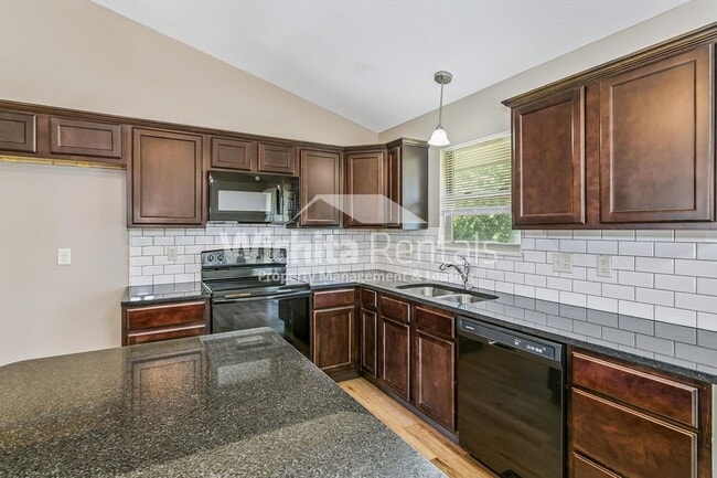 Building Photo - Large 4 bedroom 3 bathroom duplex