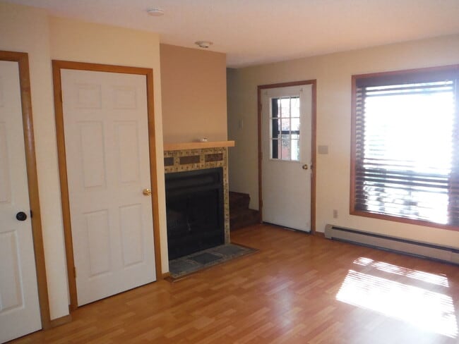 Building Photo - Cute 3 Bedroom Condo w/ Bonus Room - Walki...