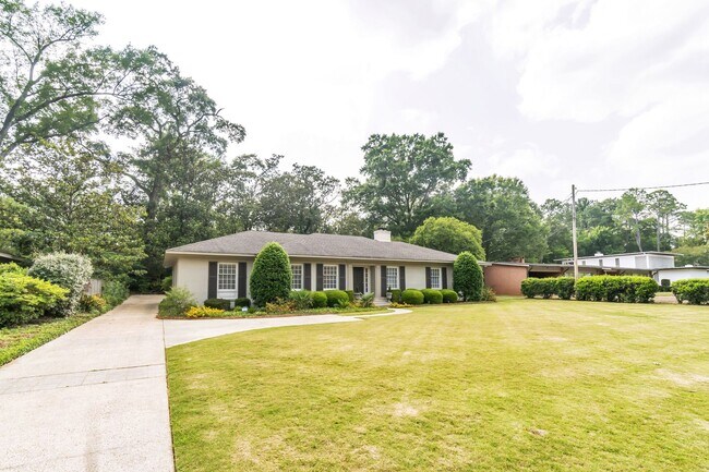Foto del edificio - ** 3 bed 2 bath located in McGehee Estate ** Call our self-showing number to schedule a tour 334-...