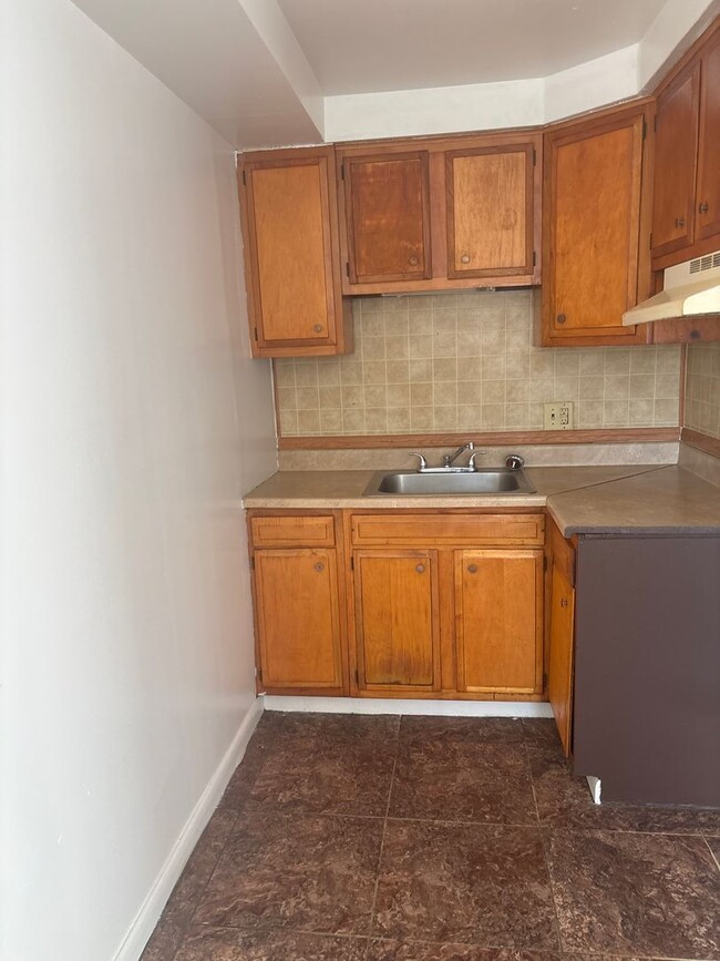 Building Photo - 2 Bedroom in Building near Farquhar Park -...