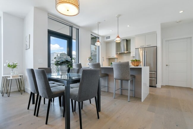 Building Photo - 40 Traveler St