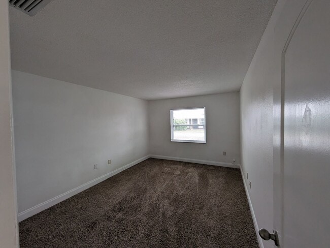 Building Photo - Ground Floor 2/1 **Water/Sewer Included**