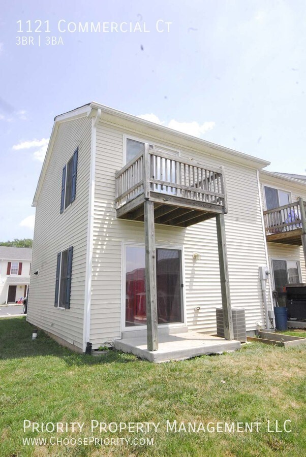 Building Photo - 3 bedroom, 2 .5 bath townhome!