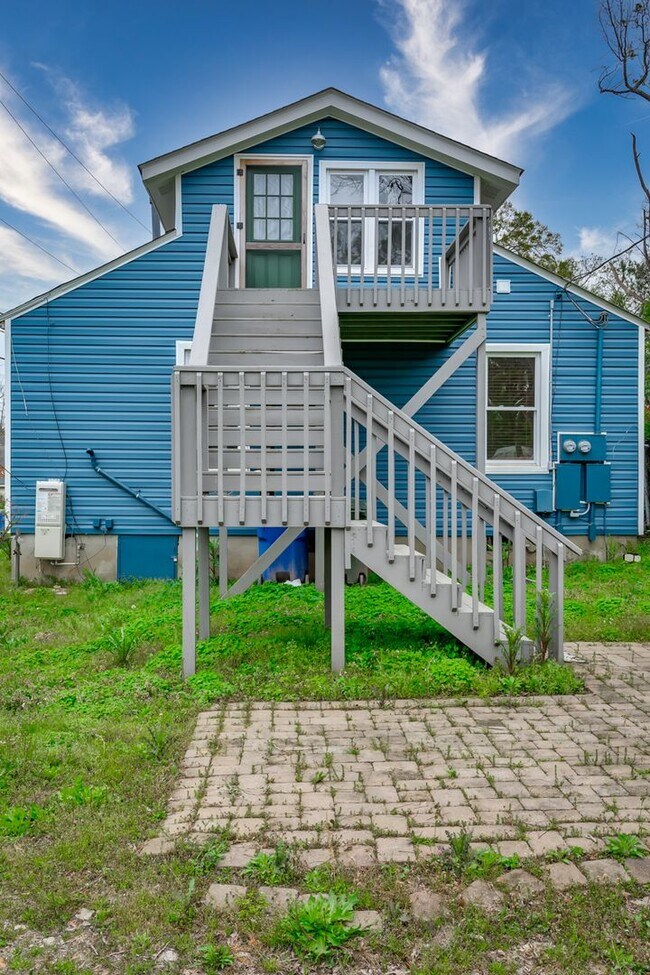 Building Photo - Well established neighborhood in prime loc...