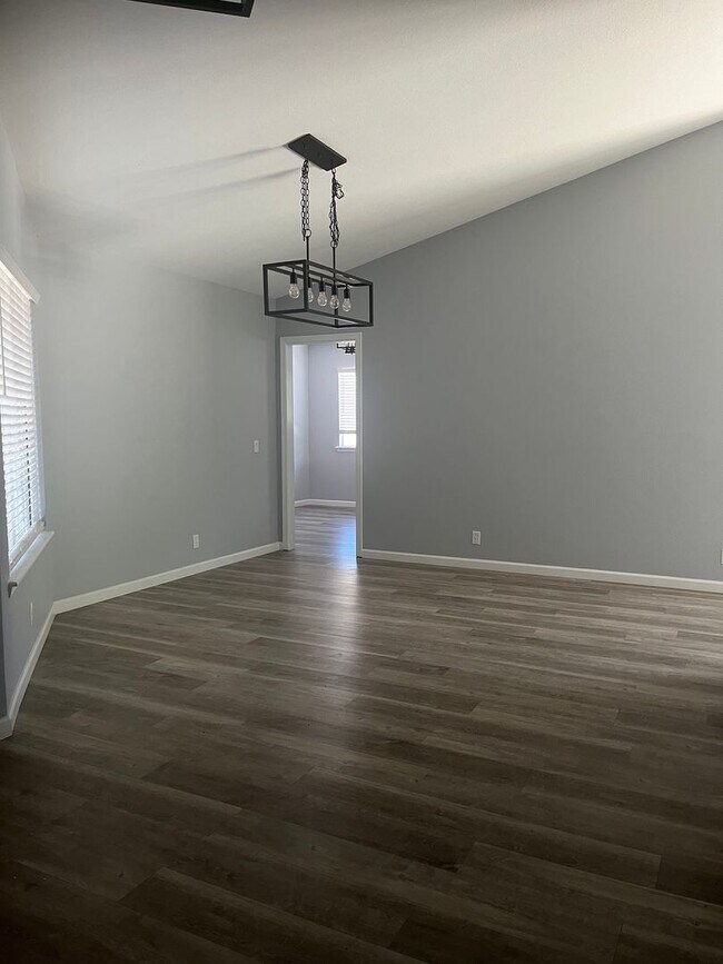 Building Photo - Available Now! Spacious 3-Bedroom Home in ...