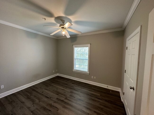Building Photo - COMING SOON - FIRST FLOOR APARTMENT COMMUN...