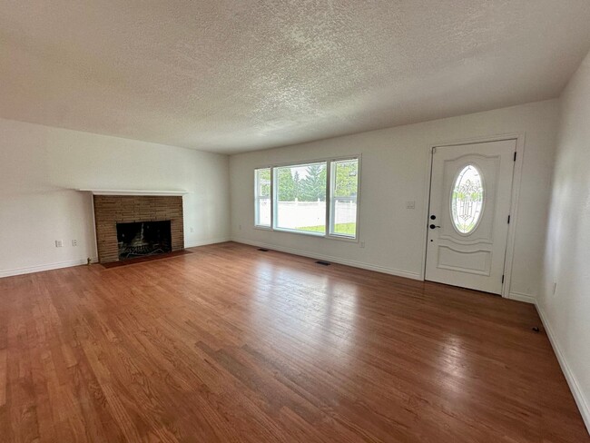 Building Photo - Large and Speciac 3 Bedroom home with lots...