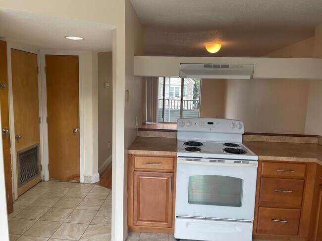 Building Photo - Modern Duplex with Pool, Parking, 2 balcon...