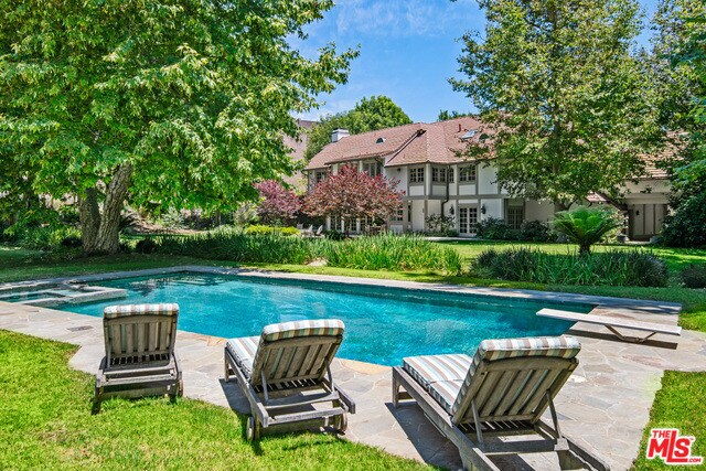 Foto del edificio - 5721 Bonsall Dr