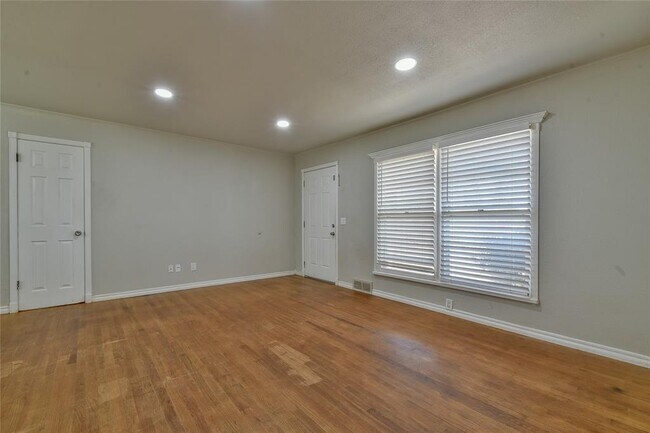 Foto del edificio - 2105 Carpenter Dr