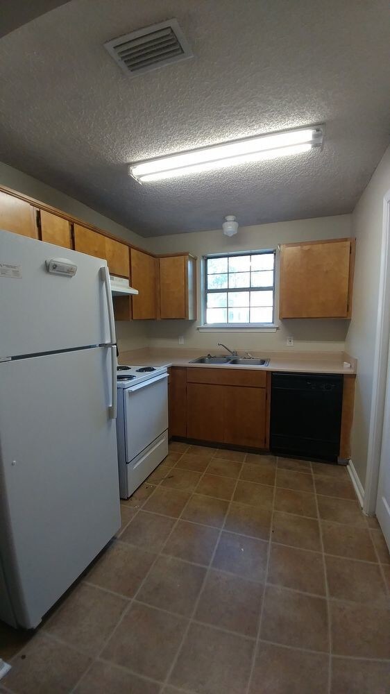 Building Photo - Admirals Walk