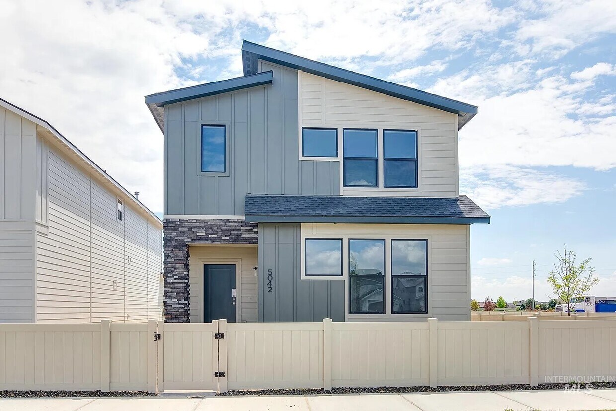 Foto principal - 5042 W Milano St