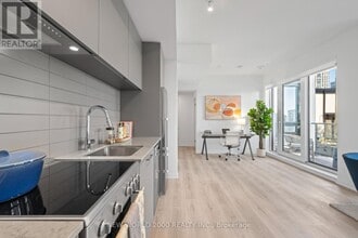 Building Photo - 101 Roehampton Ave