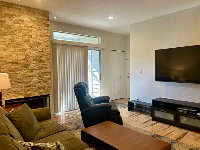 Foto del edificio - Modern and Convenient Condo Near Almaden Lake