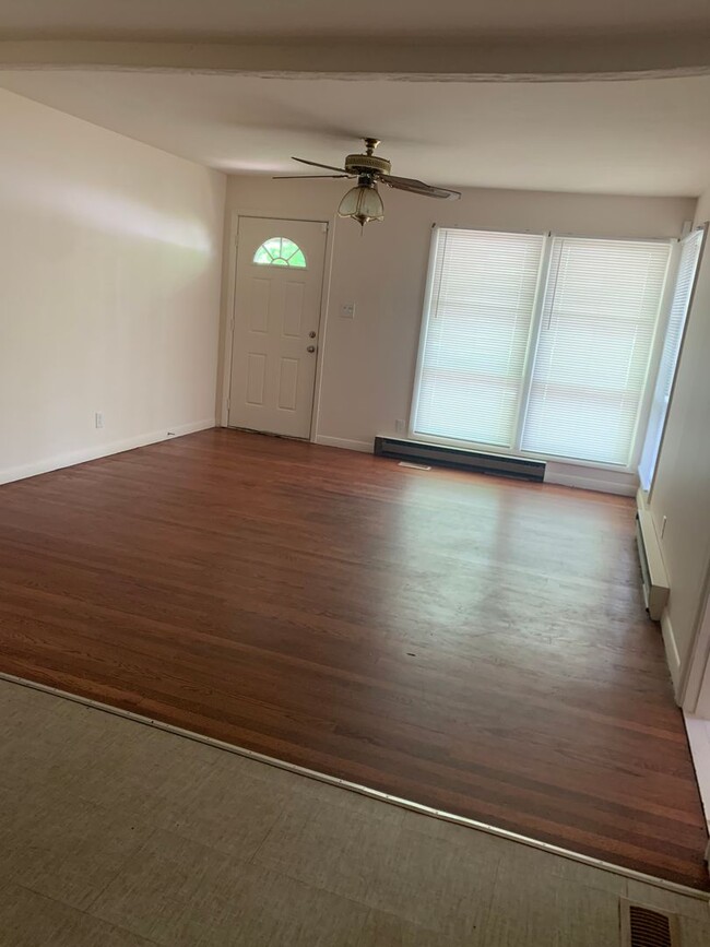 Building Photo - 3 Bedroom 1 bath home located in Salisbury.