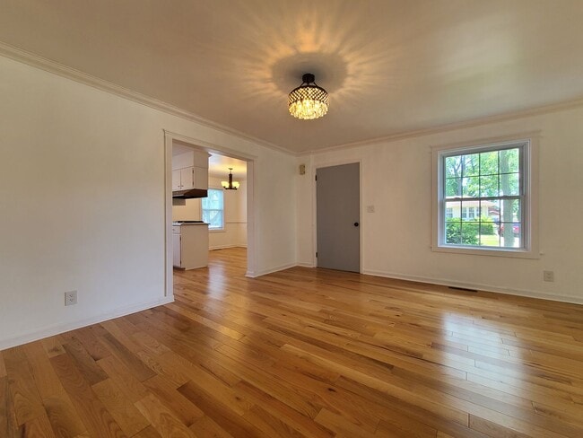 Building Photo - 3-bedroom, 2-bathroom home located in beau...
