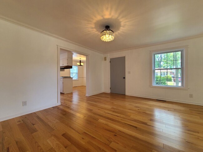 Building Photo - 547 Archer Ave