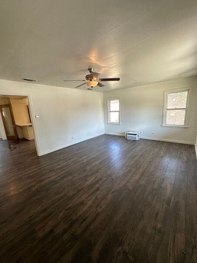Building Photo - Spacious 3 Bed Home! Convenient Location! ...